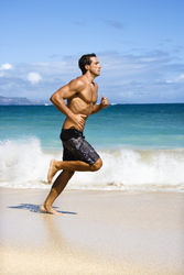Mann joggt am Strand